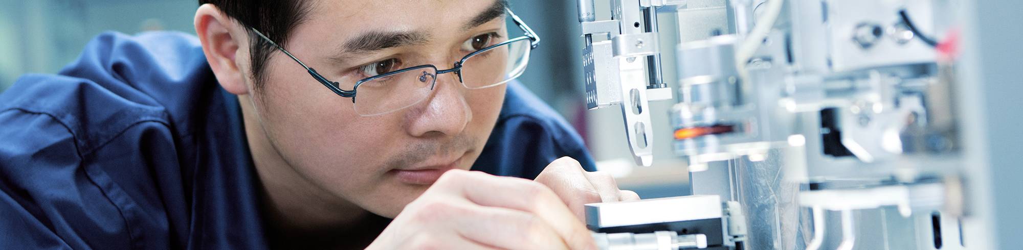在实验室工作的男士