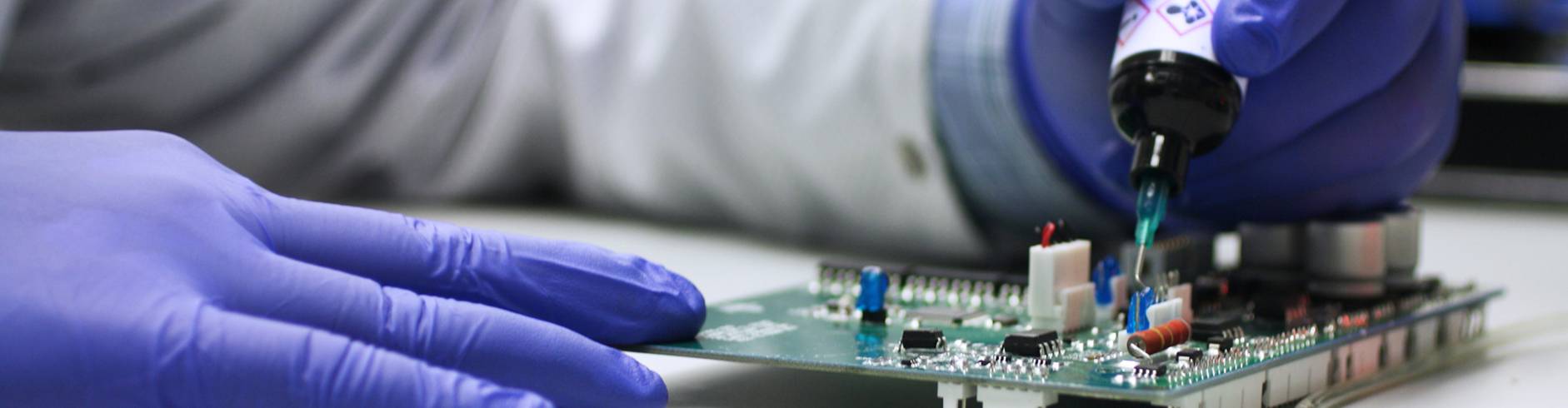 Adhesivos y recubrimientos para electrónica de Dymax aplicados a una tarjeta de circuitos
