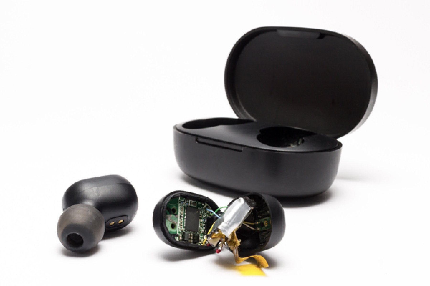 L'adhésif portable grand public Dymax 9210-W est utilisé pour l'encapsulation des composants des écouteurs sans fil