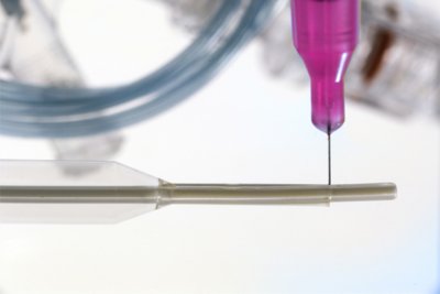Adhesivo epóxico catiónico para dispositivos médicos 250-CTH de Dymax siendo dispensado sobre dispositivo médico