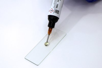 Dispensado de adhesivo para pegado industrial Multi-Cure® 6-630-T de Dymax