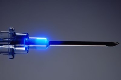 Adhesivo de grado médico 1406-M MD® aplicado a una aguja médica brilla de color azul fluorescente