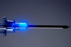 1406-M MD® Klebstoff für die Medizintechnik fluoresziert blau bei Anwendung auf einer medizinischen Nadel