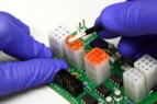 Masquant de protection coloré de Dymax appliqué sur un circuit imprimé