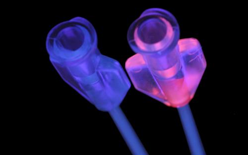 Adhesivos UV de grado médico para plásticos de un solo uso