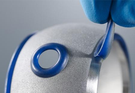Abziehbares Maskierungsmittel Dymax SpeedMask wird von einer Metalloberfläche entfernt