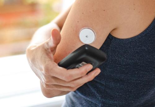 Adhésifs et revêtements polymérisables par UV pour dispositifs médicaux portables